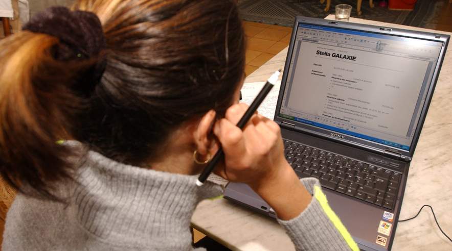 Hvordan gør man CV'et interessant for en potentiel ny arbejdsgiver? Konkurrencen er skarp, når man søger job. Derfor gælder det om at skille sig ud - også med sit CV. (Foto: Colourbox)