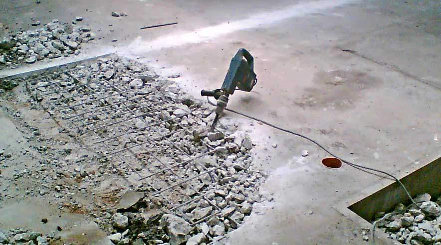 En håbløs opgave at banke 25 kvadratmeter  klinker op med  det værktøj, polakkerne har til rådighed.