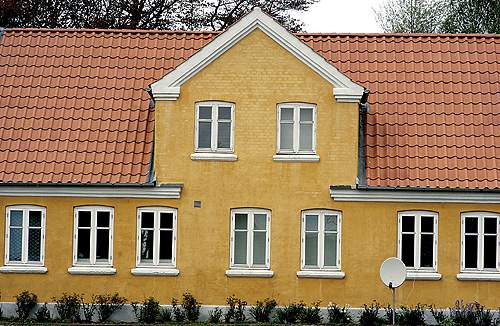 Politiet anholdt i 2001 syv polakker og en litauer på denne gård på Kalmarvej 11 i Stouby ved Horsens - en ud af 10 adresser i det østjyske, hvorfra Søren Mønster Sørensen drev firmaer inden for primært svine- og minkproduktion. (Arkivfoto.)