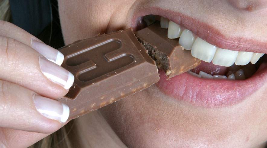 Chokolade indeholder en række sunde stoffer, men husk, at den også feder og har et højt sukkerindhold. (Foto: Colourbox)
