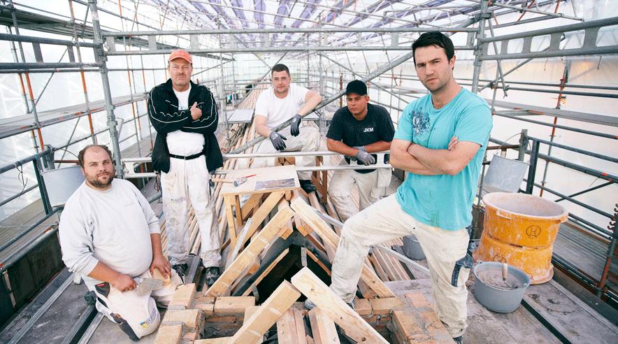 Murerne: Kasper Ertman (36), Johnny Jensen (60), Rune Hansen (30), Frans Hansen (24) og Anders Rasmussen (30). Knap halvdelen af murersjakket har for nylig haft en alvorlig arbejdsskade.  (Foto: Kenneth Havgaard.)