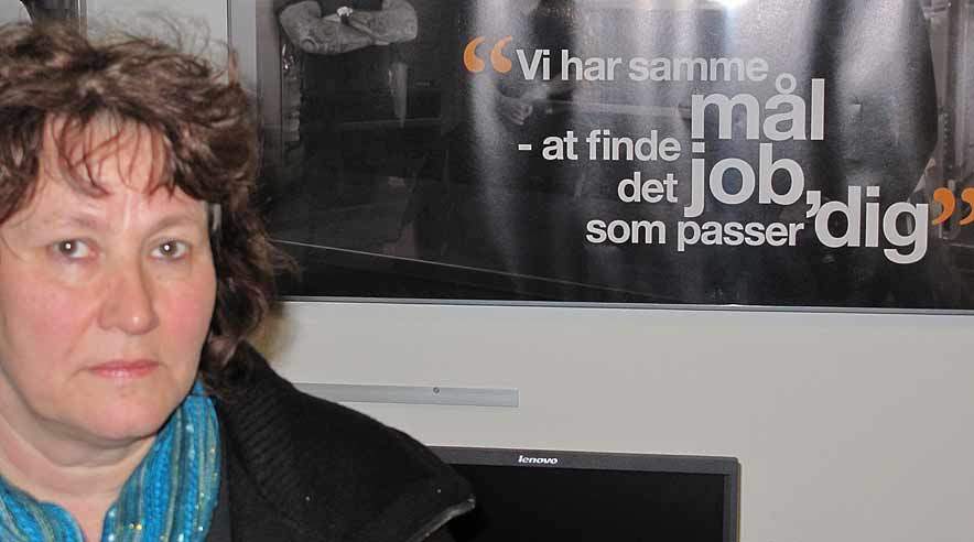 - Jeg vil så gerne have et arbejde og bidrage til samfundet. Men jobcenteret forhindrer mig i at komme i arbejde, siger Gitte Nielsen, der er fotograferet foran en reklame hos Jobcenter Svendborg.  

 (Privatfoto)