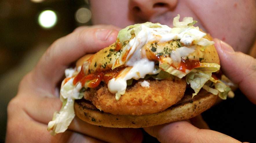 Vi spiser alt for meget fedt, mener Inge Tetens, der er professor i ernæring hos Danmarks Tekniske Universitet. Der er dog nogle fedtstoffer, som vi har brug for - dem får vi blandt andet fra olivenolie. (Foto: Colourbox)