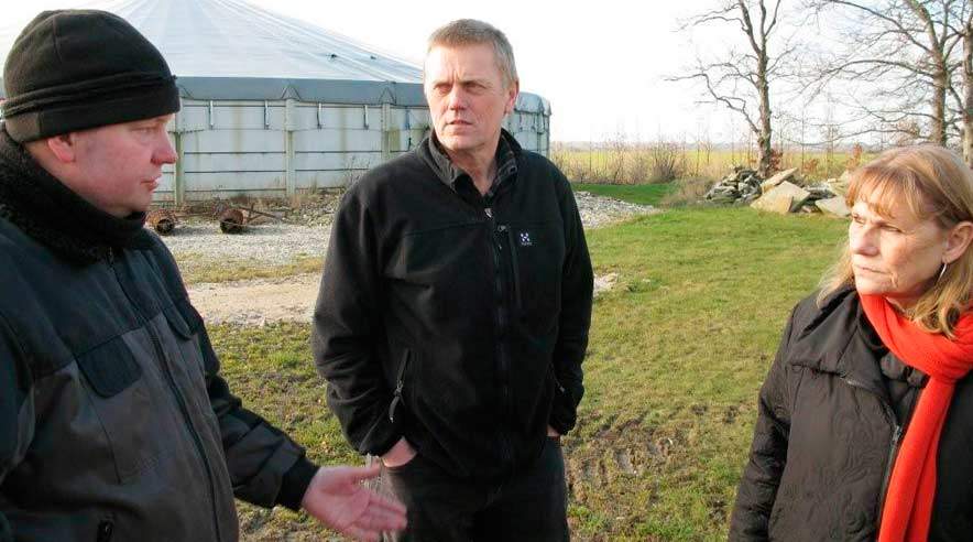 Hans Elgaard Pedersen (tv) viste stolt sin gylletank og svinestald frem, da formanden for Den Grønne Gruppe i 3F, Arne Grevsen, og 3F-medarbejder Irene Christensen torsdag var på besøg på landmandens gård på Nordfyn. (Privatfoto.)
