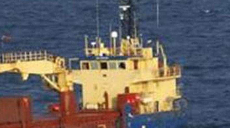 Nærbillede af de smadrede ruder, der ses på kommandobroen på skibet Leopard. Klik på billedet og forstør.