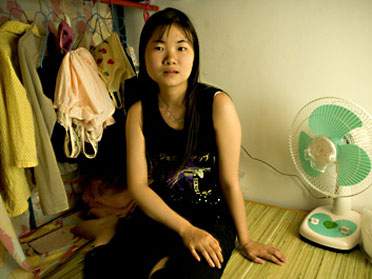 Unge kinesiske piger arbejder i døgndrift i Kinas eksportzoner. God idé, mener Verdensbanken. (Foto: Søren Zeuth.)