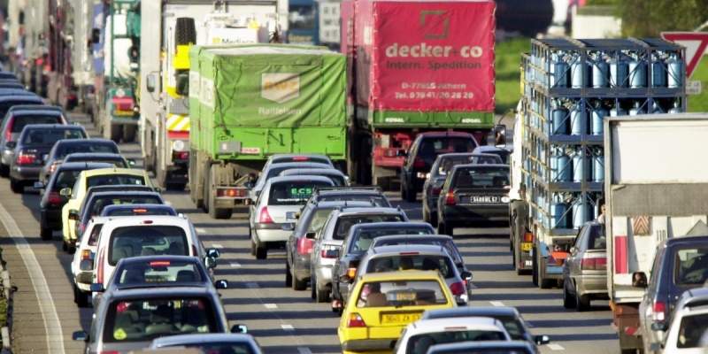Trængsel og bilkøer kræver løsninger. 3F og tænketanken KRAKA peger på, at man bør gøre biler billigere og kørsel dyrere. Især på udvalgte strækninger.