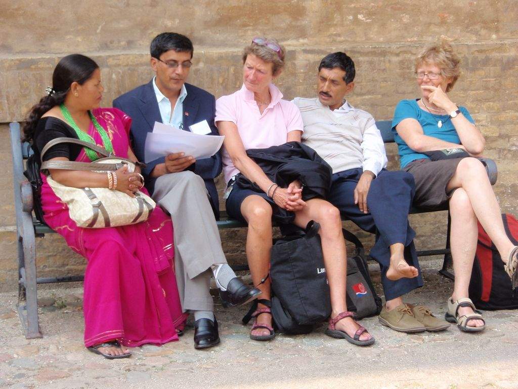 Møde mellem nepalesere og danskere i København: Fra venstre Santha Basnet, marmorpudser, Gunaram Acharyg fra landsorganisationen GEFONT, Hanne Sandager, 3F, Naranath Luitel, formand for CUPPEC og Hanne Nielsen, TIB.