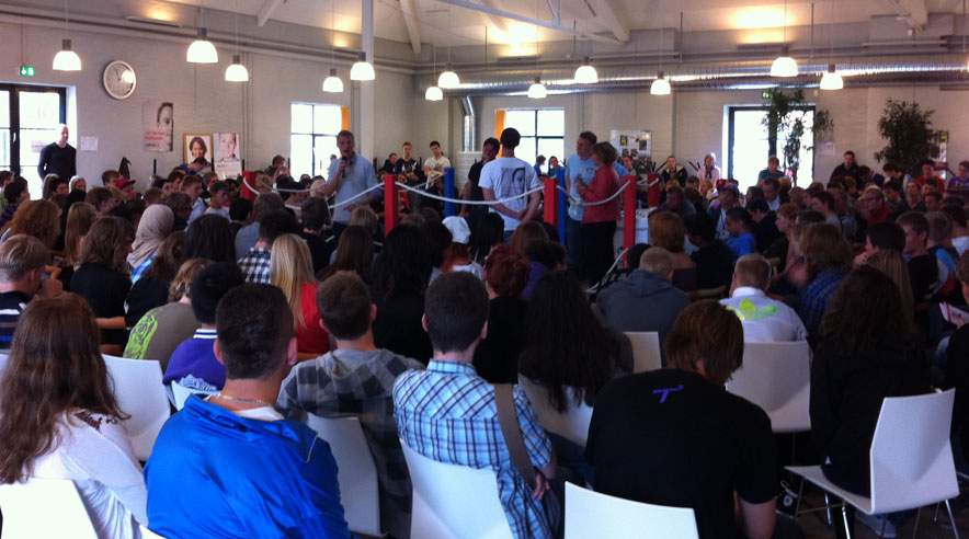 For første gang har folketingskandidaterne været til debat på erhvervsskolerne. Debatterne bliver afholdt i en boksering, hvor de unge kan stille spørgsmål til politikerne. (Foto: EEO)