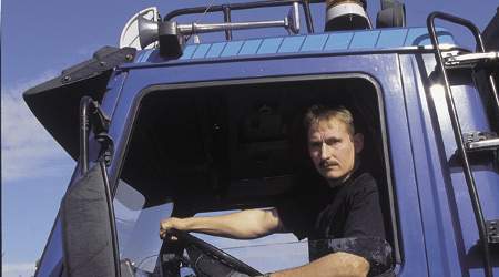 Landets mere end 70.000 erhvervschauffører har både ret og pligt til en tur på skolebænken. Men 3F advarer chaufførerne mod kreative arbejdsgivere. (Arkivfoto.)