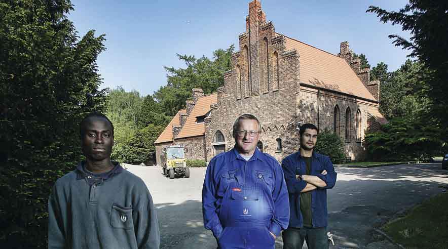 <b>Frank Førby Andersen (i midten) har været mentor og næsten far for de to snart udlærte gartnere Chanaf Bougonou (forrest) og Norddin Hijji.</b>
 (Foto: Joachim Rode.)