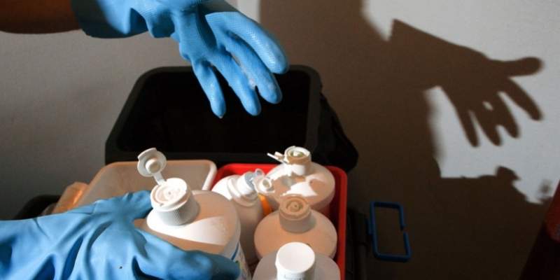 Fire udenlandske rengøringsfolk er sigtet for at arbejde ulovligt på Københavns Universitet. Men universitetets ledelse vil ikke granske, om der er betalt skat af udført rengøringsarbejde.  (Arkivfoto.)