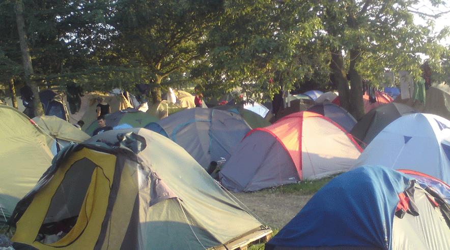 3F og ejerne af Lykkesholm strides fortsat om den løn, som jordbæravlerne har betalt til flere af de udenlandske plukkere, der bor i denne teltlejr.