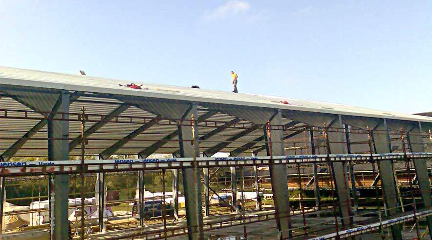 Der blev arbejdet i syv-otte meters højde på et skrånende tag uden lovpligtige stilladser med risiko for alvorlige ulykker på kommunens byggeplads på Præstemarksvej 43 i Guldager. (Privatfoto.)