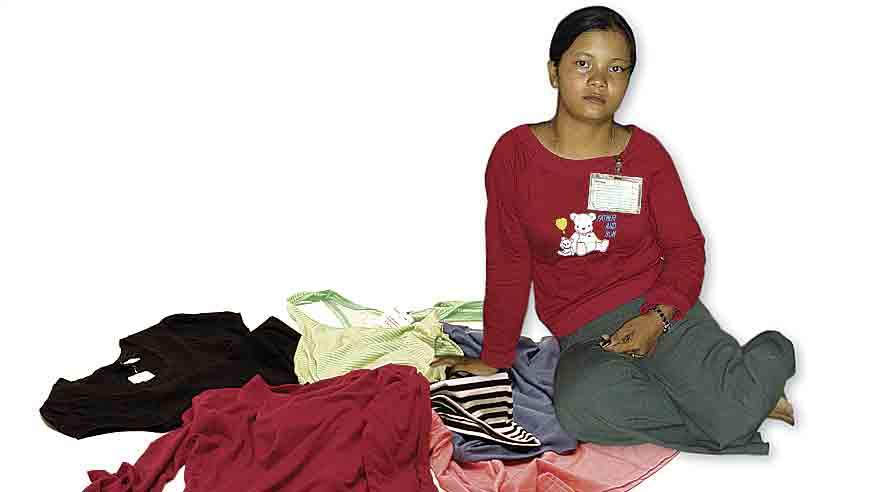 - Jeg er besvimet tre eller fire gange, fordi jeg skal arbejde over hver eneste dag og spiser den billigste mad, siger 18-årige Chia Thyda. (Fotos: Søren Zeuth og Carina Carlström)