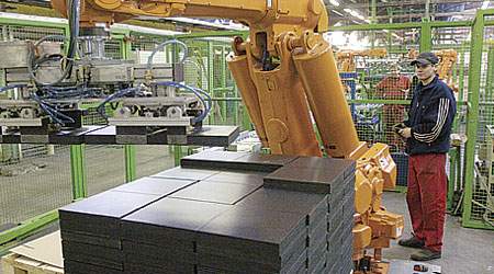 Dansk Eternit - der er en del af F. L. Smidth koncernen - har fået 167 millioner kroner i aktieinvesteringer og lån fra IØ-fonden til at etablere denne fabrik i Prag. Det betød dødsstødet for hundredvis af arbejdspladser på Dansk Eternit's fabrik i Aalborg. (Foto: Scanpix)