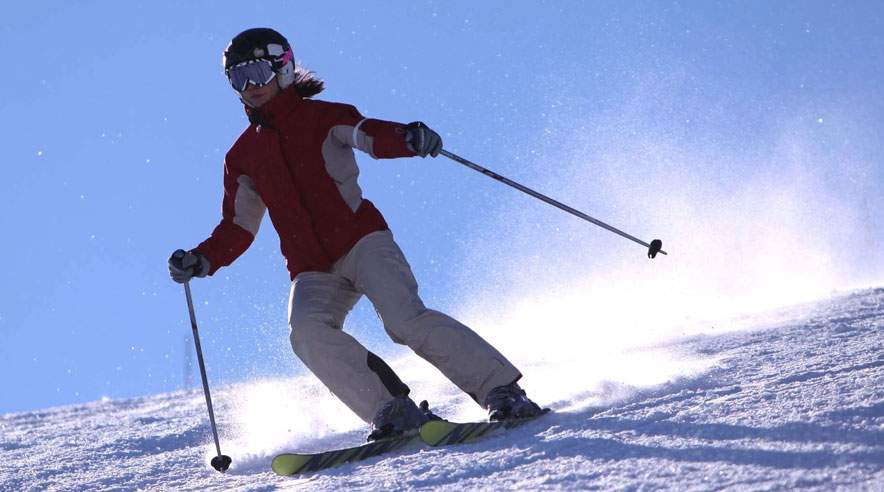 En tur ned ad pisterne kan nemt ende med et brækket ben. Tjek derfor dine forsikringer inden du tager af sted på skiferie. (Foto: Colourbox)