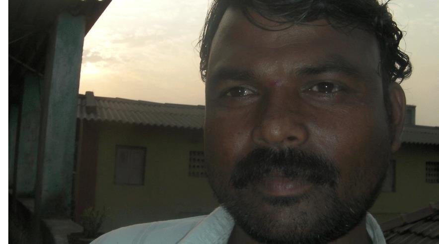 - Der var ingen private problemer bag overfaldet. Det bunder i, at jeg er medlem af fagforeningen. Det har jeg selv sørget for at fortælle terminalens direktør, siger havnearbejderen Danenja Jhadav, der selv blev overfaldet.