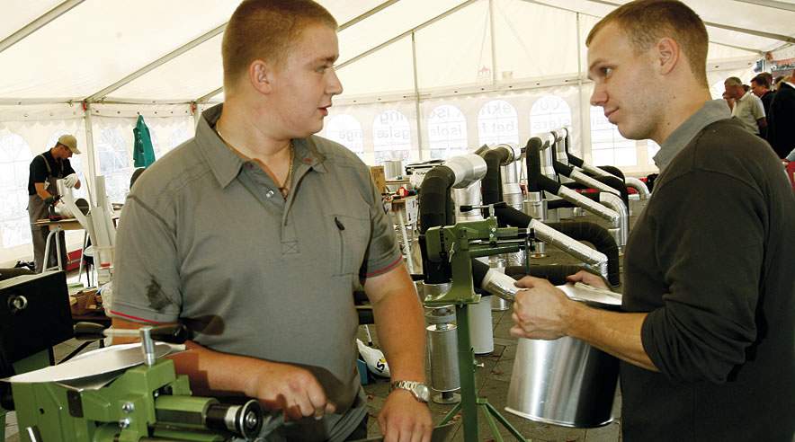 Med forligsmandens hjælp er der også kommet forlig for landets isoleringsarbejdere. Billedet er hentet fra europamesterskabet i isolering på Rådhuspladsen i København 2008 med de to danske deltagere Brian Buchholz og Mikkel Hald Johannesen i forgrunden.  (Foto: Harry Nielsen.)