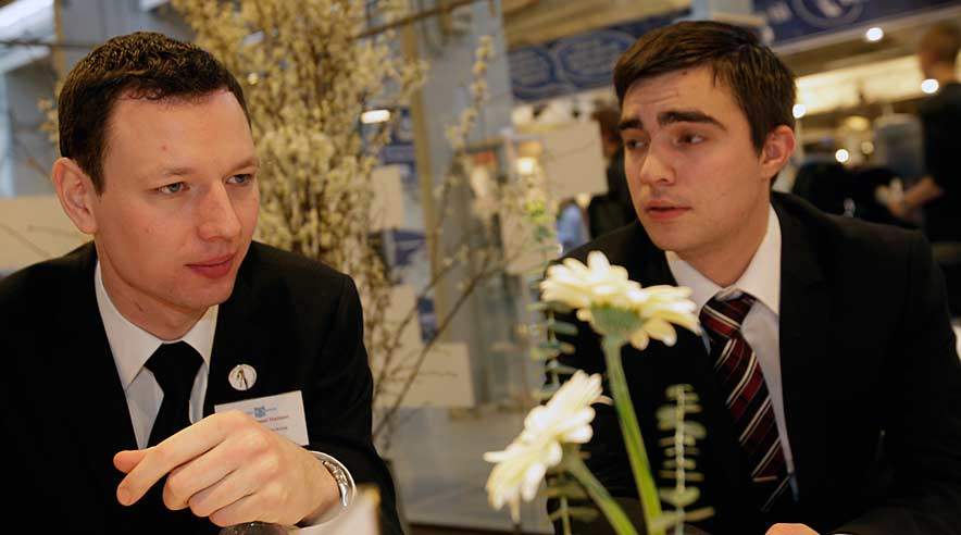 Vordende tjenere kan godt ruste sig, for Søren Appel Hansen (til venstre) er netop blevet censor for 3F ved tjener-svendeprøverne.
Det gode tip er at kunne tingene helt til bunds, så gæsterne får en god oplevelse, mener både Søren Appel og hans 21-årige medkonkurrent Anders Regout fra Bistro Boheme i København. 
- Hvis du kan det her, så elsker du det, siger Anders Regout, som dog ikke  fik plads på podiet i år.
