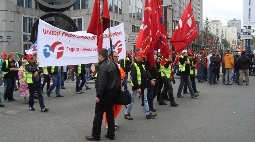 Job er vigtigere end banker. Denne og lignende meldinger kunne mellem 40.000 og 50.000 mennesker skrive under på, da der fredag var stor demonstration i Bruxelles. (FOTO: MORTEN BACH)