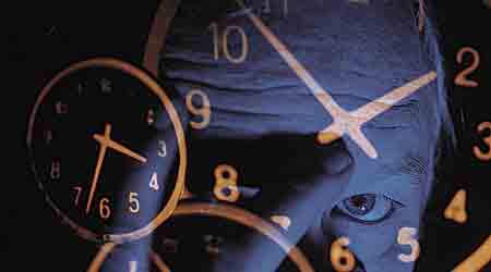 Danskernes overarbejde er faldende. En af forklaringerne er, at virksomhederne skærer ned på overarbejdet, før de begynder at fyre folk. Det forklarer, at ledigheden ikke er steget endnu.