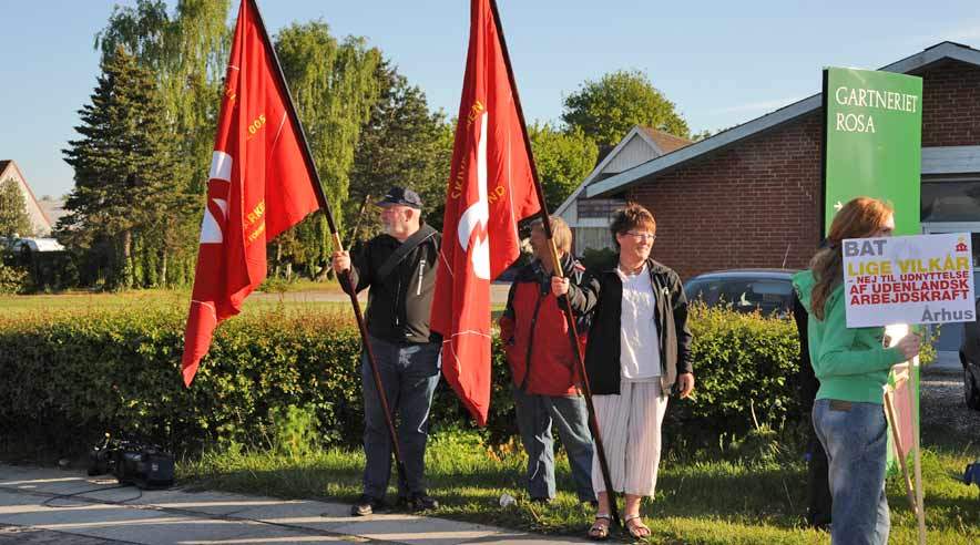 Omkring 25 borgere demonstrerede tirsdag morgen foran gartneriet Rosa nordvest for Århus. Demonstranterne var utilfredse med, at gartneriet bruger underbetalte udenlandske vikarer fra firmaet Baltic Workforce. (Privatfoto)