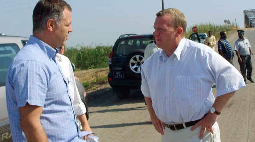 Lars Løkke Rasmussen (th) og Steven Vallik fra 3F på besøg i sukkerplantage i Mozambique. Der blev imidlertid ikke tid til at mødes med sukkerarbejdernes repræsentanter. (Foto: Mette Kaalund)