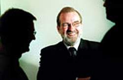 - Vi ser med meget stor alvor på de uretmæssige anholdelser, som vi kun kan opfatte som ren politisk chikane. Det er et direkte angreb på fagbevægelsens rettigheder, siger LO's formand Hans Jensen.