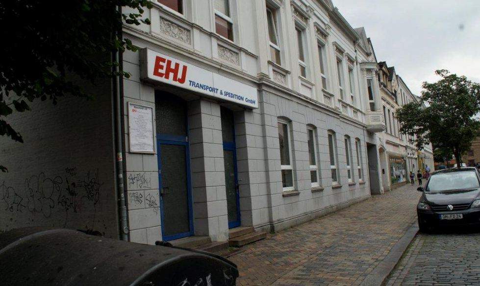 20 danske vognmænd ansætter billige chauffører fra to postadresser lige syd for grænsen til Tyskland. Her Neustadt 10 i Flensborg. Men virksomhederne drives fra Danmark. Ulovlig spekulation i billig arbejdskraft, mener 3F’s Transportgruppe.