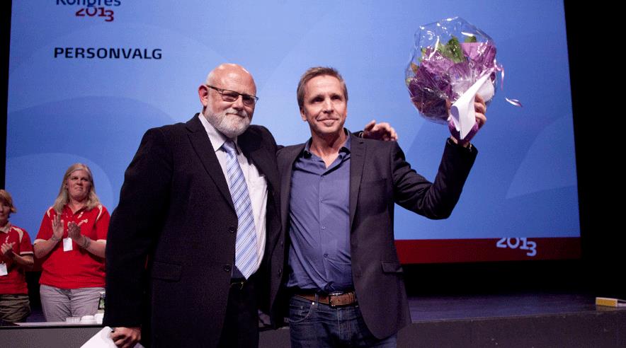 Vagtskifte i 3F: Poul Erik Skov Christensen (til venstre) overlader posten som forbundsformand til Per Christensen, der blev valgt med stående klapsalver på kongressen. (Foto: Søren Zeuth)