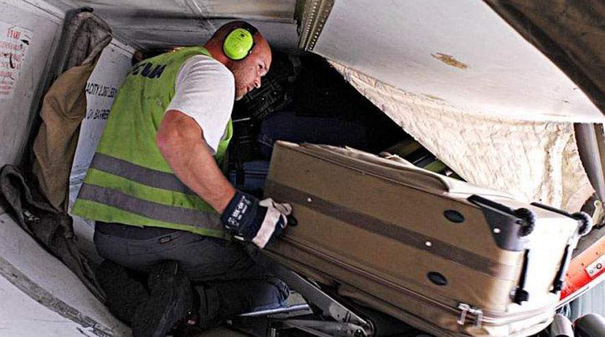 Pak kun det mest nødvendige i feriekufferten. Det gør det nemmere at rejse, og det letter arbejdet for bagageportørerne, der skal håndtere din bagage i flyet. (Foto: 3F Kastrup)