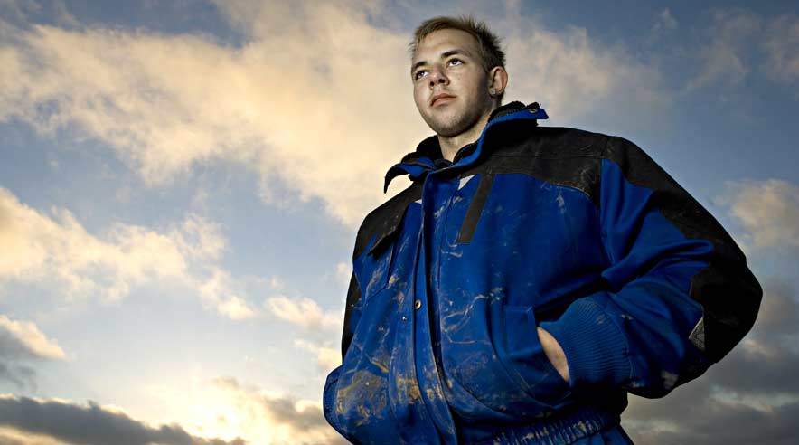 - Inderst inde sidder nederlagene fra folkeskolen i mig endnu. Jeg hader faktisk folkeskolen for det, de har gjort. Det er svært at hente alle de år ind, hvor jeg sad på bagerste række og intet lærte, siger Mikkel Jensen. 