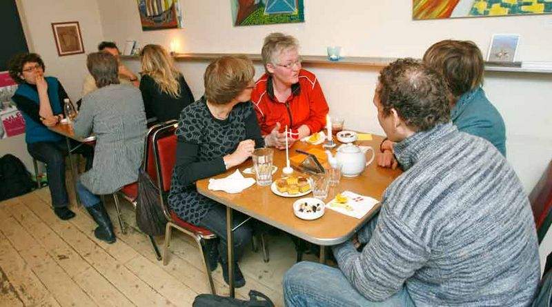 - Udover de fysiske lidelser er der rigtigt mange som udvikler en depression af at gå derhjemme. Her i cafeen oplever de sygemeldte at de ikke er alene i en svær situation, får nyt livsmod og redskaber så de kan tage styrepinden i egen hånd, siger Susanne Kjær. (Foto: Harry Nielsen)