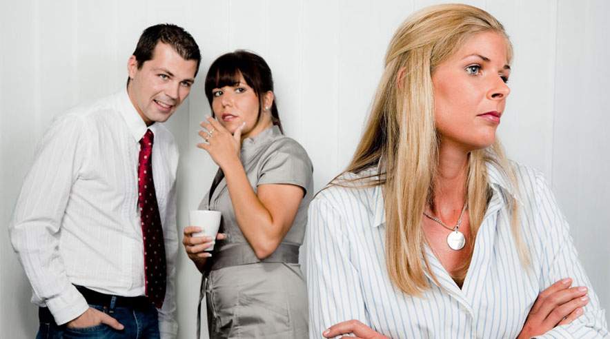 Et tegn på mobning er, hvis man hele tiden bliver udelukket fra det faglige og sociale fællesskab.  (Foto: Colourbox)