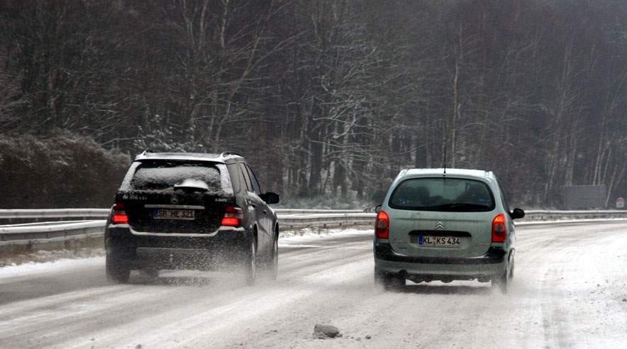 En bilvask hjælper ikke meget, hvis du vil slippe af med det kritiske salt og snavs. Her må du selv gribe vaskebørsten og komme i sving. (Foto: Colourbox)
