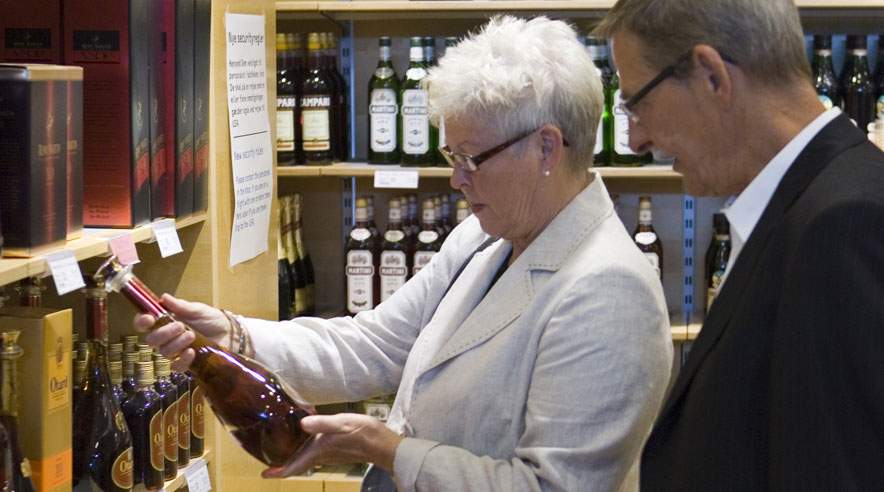 Det er ikke altid billigst at handle i den toldfrie på ferierejsen. (Foto: Colourbox)
