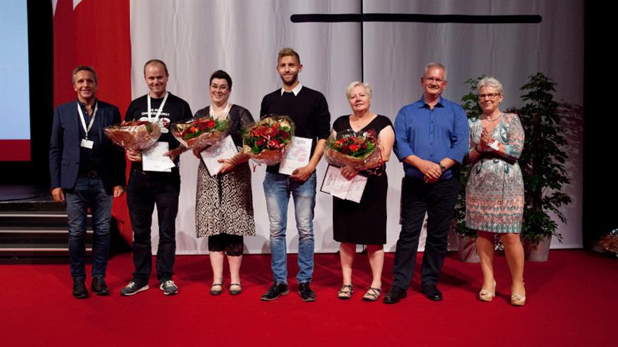 Det var stolte tillidsvalgte, som modtog prisen som Årets Tillidsvalgte 2016. Fra venstre: 3F's formand Per Christensen, formand i 3F Høje-Taastrup Søren Grøn modtog prisen på vegne af Jan Thomsen i Region Hovedstaden, Karina Petersen (Region Sjælland), Stefan Fyhn Gregersen (Region Syddanmark), Dorrit Frederiksen (Region Midtjylland), Lars Gaardbo (Region Nordjylland) samt 3F's næstformand Jane Korczak. (Foto: Søren Zeuth)