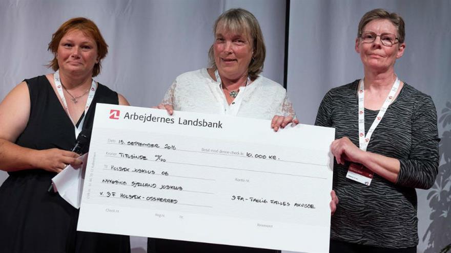 Catharina Petterson (til venstre), Bente Bruus fra Holbæk-Odsherred og yderst til højre Hanne Nielsen fra Nykbing Sjælland jobklub løb med 3FA's pris og checken på 10.000 kroner. (Foto: Michael Bo Rasmussen)