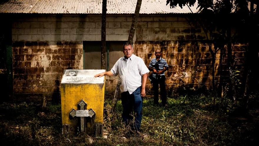 Noé Ramirez, formand for bananarbejderforbundet Sitrabi, har livvagt 24 timer i døgnet efter mange års trusler på livet. (Foto: Søren Zeuth)