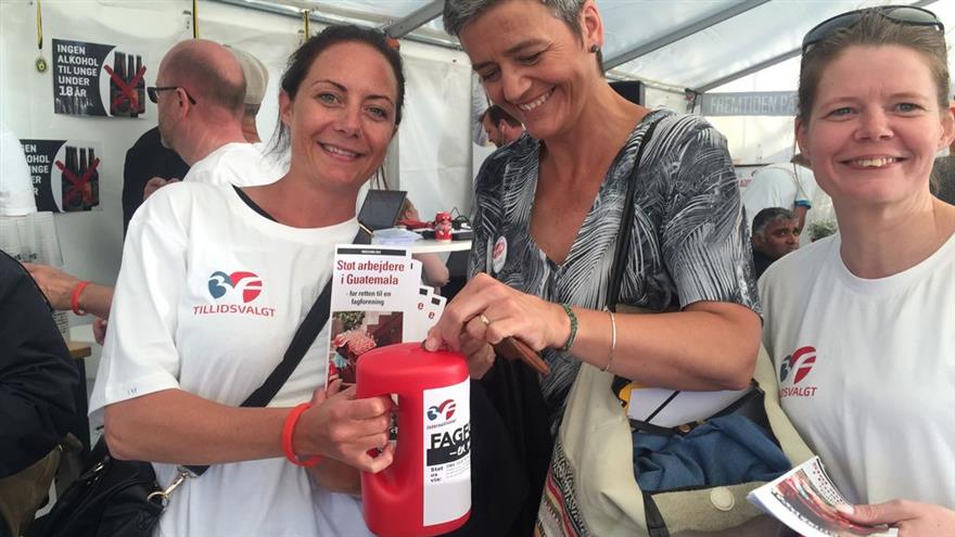 Pernille Aalborg Parker (th.) og Trine Pedersen på indsamlingstogt på Folkemødet. Her er det EU-kommissær Margrethe Vestager, der giver en skærv.