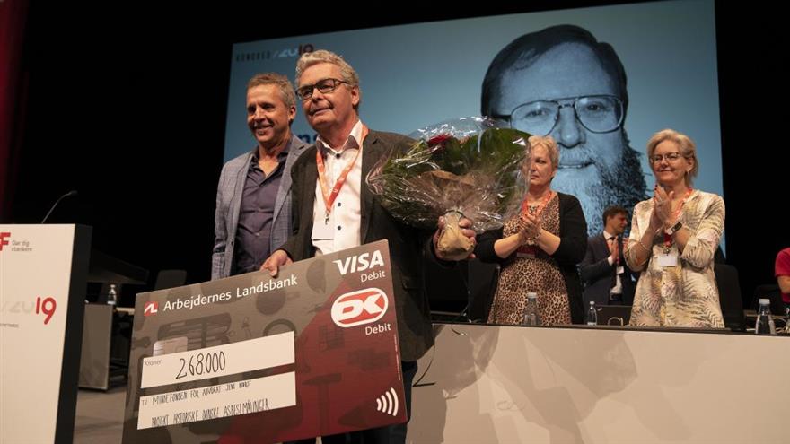 Mikrobiolog Per Malmros fik overrakt Jens Bjørst Mindepris af 3F-formand Per Christensen, der selv har oplevet mange tidligere kolleger blive syge eller dø på grund af asbest. (
Niels Aage Skovbo)