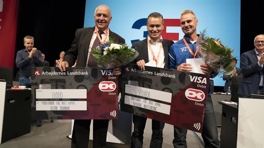 Dusan Jovanovic (tv) modtog Basel Kamal-prisen sammen med Peter Jensen (th), der modtog prisen på vegne af fodboldklubben Nykøbing IF. Priserne blev overrakt af 3F forbundssekretær Søren Heisel i midten. (
Foto: Niels Aage Skovbo)