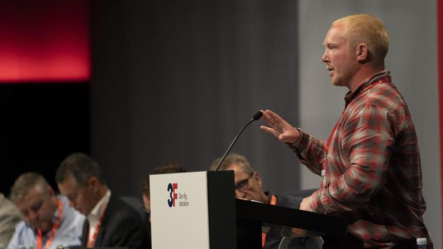 
- Det er ikke sidste gang, vi kommer til at opleve, at der er nogen, der vil så tvivl om det gode arbejde, vi laver hver dag, lød det fra murersvenden Emil Torp Olsen. (
	Niels Åge Skovbo)