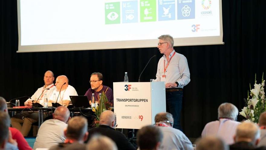 - Lagergiganten, amerikanske Amazon, bliver ved med at melde sin ankomst til Danmark. Nu bliver vi klar til at møde Amazon. Mon Amazon også er klar til at møde os? spurgte Jan Villadsen, formand for 3F’s Transportgruppe. (
Foto: Niels Aage Skovbo)