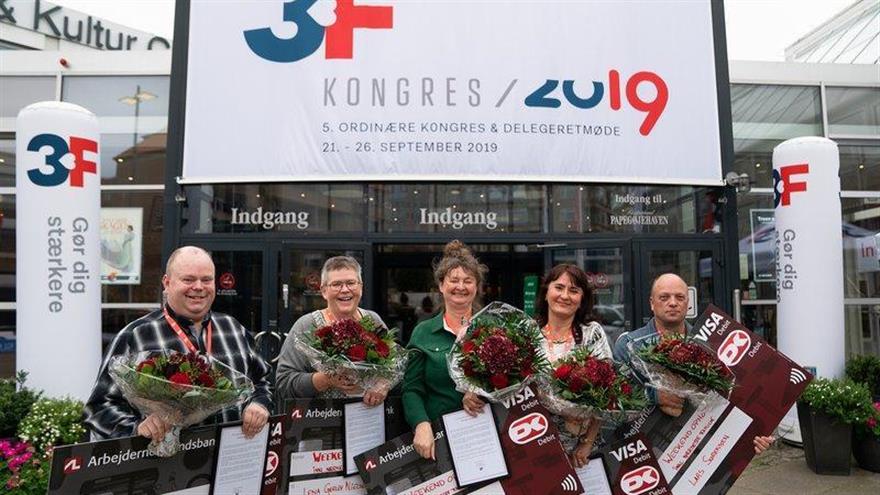 Stolte prismodtagere foran Aalborg Kongres og Kulturcenter, hvor 3F holder kongres. (
Niels Åge Skovbo)