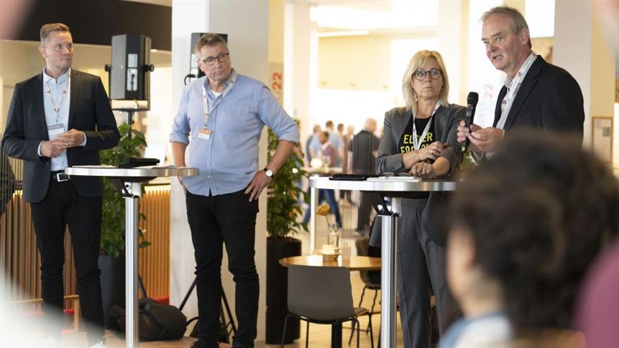 
I frokostpausen til 3F-kongressen søndag var der Qatardebat med Michael Sahl Hansen fra Spillerforeningen, Jan Jensen fra Ekstra Bladet, Vibe Klarup fra Amnesty og Gunde Odgaard fra BAT-kartellet. (
	Niels Åge Skovbo)