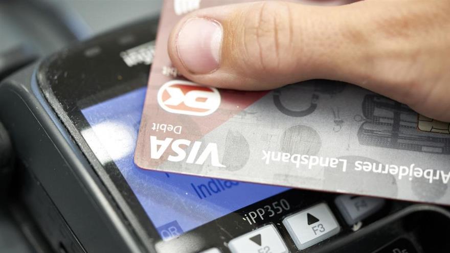 Syv ud af ti dagpengemodtagere svarer, at de i høj grad eller i nogen grad sparer på mad og dagligvarer. Kun hver tiende af dem har ikke sparet på maden og dagligvarerne fra supermarkedet. (
Signe Goldmann/Ritzau Scanpix)