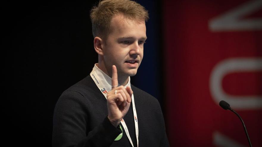 
Daniel Buur Christensen fra 3F Ungdoms landssekretariat advarede om, at fremtidige kongresser bliver tom for tanker og debat, fordi 3F svigter de unge. (
	Foto Joachim Rode)
