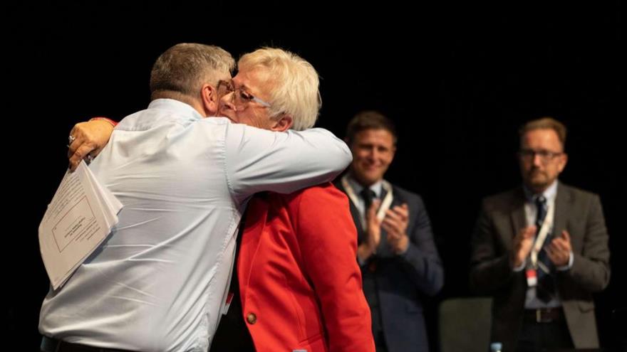 
En tydelig rørt Ulla Sørensen får et stort knus af 3F's formand Henning Overgaard, efter at hun har aflagt sin sidste beretning som fagforbundets hovedkasserer. (
	Niels Åge Skovbo)